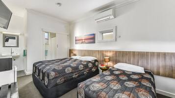 Herbergi fyrir tvo, tvö rúm (Queen & Single ) | Skrifborð, ókeypis þráðlaus nettenging