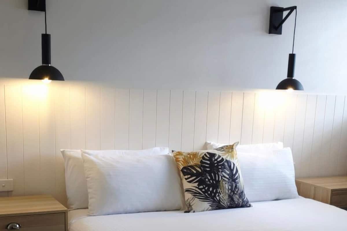 Ropa de cama de alta calidad y espacio para trabajar con laptop 