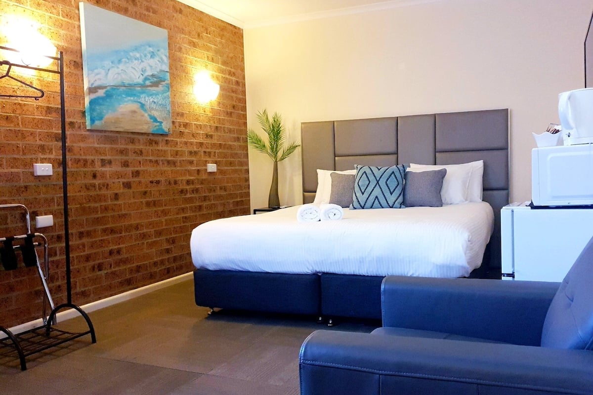 Habitación, 1 cama King size, para no fumadores | Ropa de cama de alta calidad y decoración personalizada