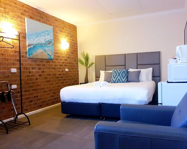 Room, 1 King Bed, Non Smoking | Premium bedding, individually decorated, individually furnished