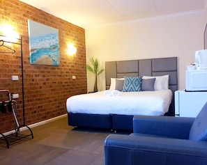 Room, 1 King Bed, Non Smoking | 1 bedroom, premium bedding, individually decorated