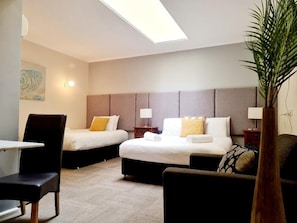 Habitación familiar con 2 camas individuales | Ropa de cama de alta calidad y decoración individual