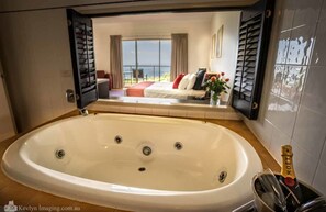 Deluxe Spa Room | Jetted bathtub - Eagle Heights Mountain Hotel (Wongawallan)