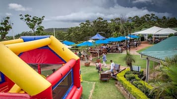 Área de juegos infantiles al aire libre