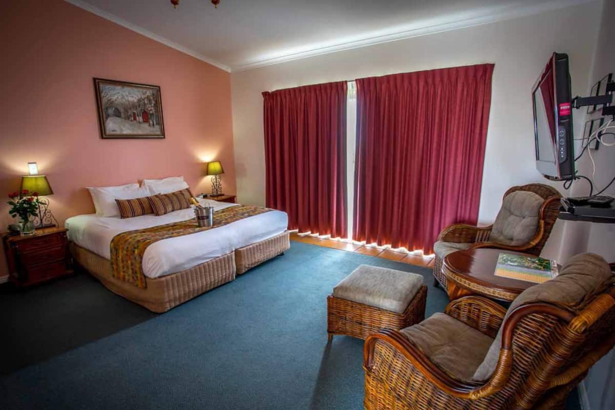 Quarto luxo | Escrivaninha, ferros/tábuas de passar roupa, Wi-Fi de cortesia