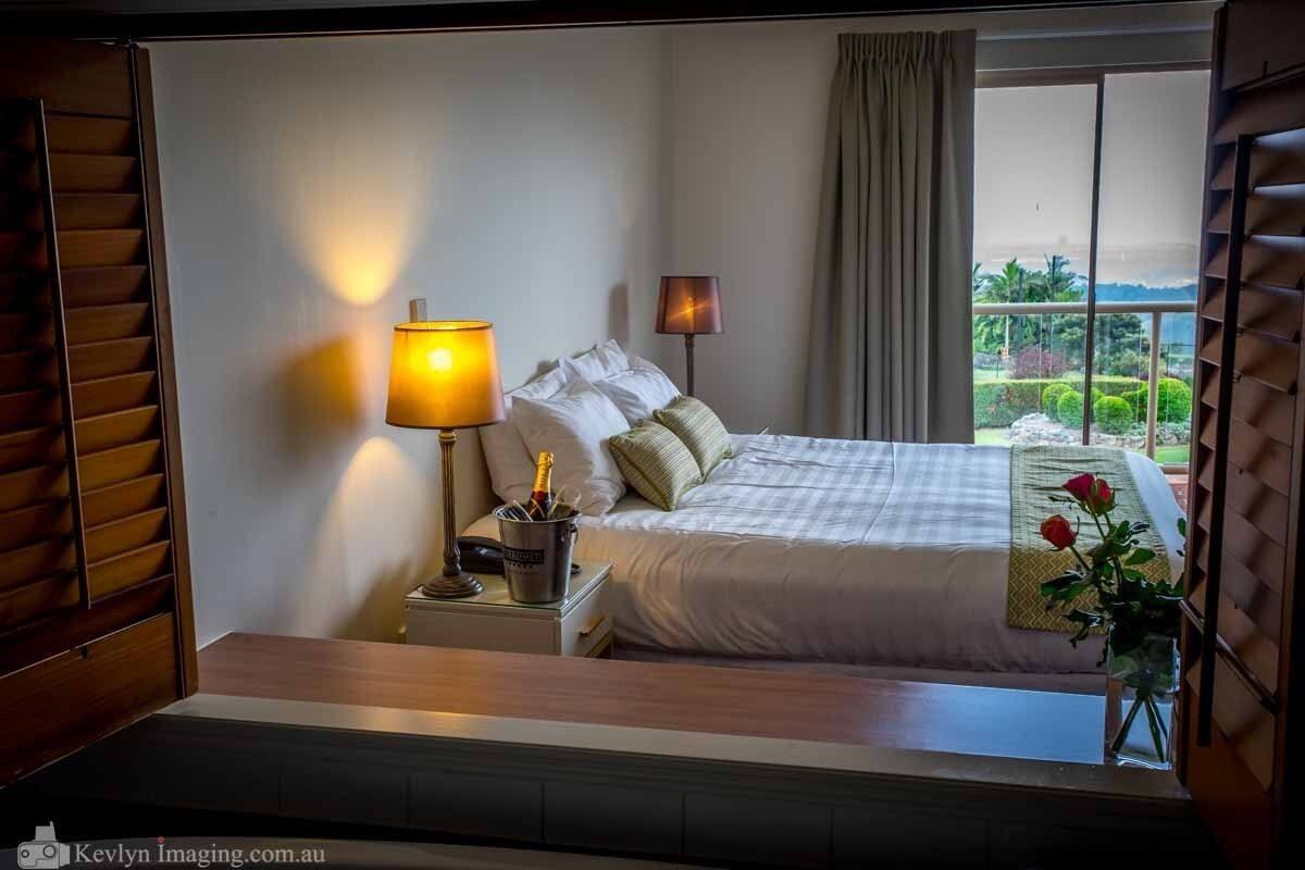 Quarto luxo, 1 cama King, banheira de hidromassagem | Escrivaninha, ferros/tábuas de passar roupa, Wi-Fi de cortesia