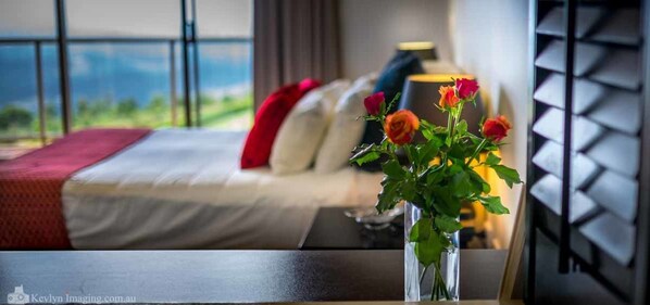 Deluxe King Room | Desk, iron/ironing board, free WiFi - Eagle Heights Mountain Hotel (Wongawallan)