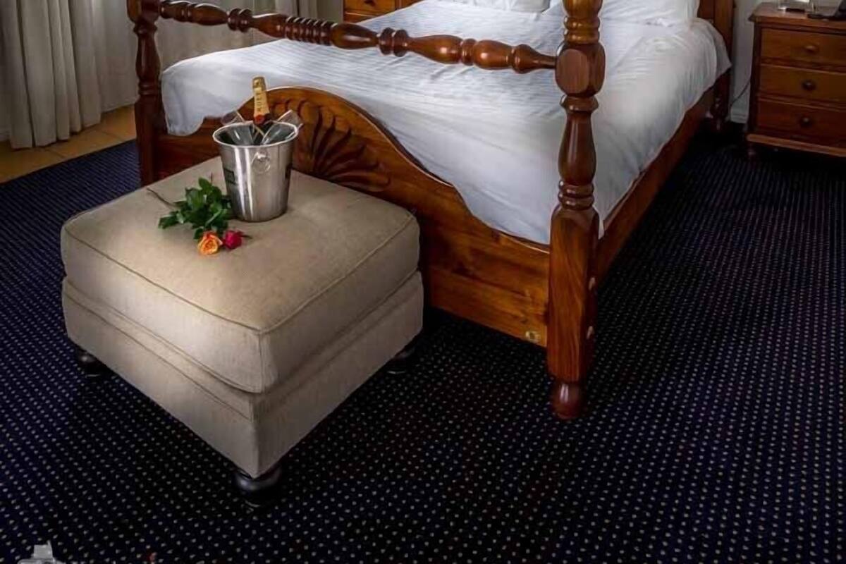 Suíte romântica, 1 cama Queen | Escrivaninha, ferros/tábuas de passar roupa, Wi-Fi de cortesia