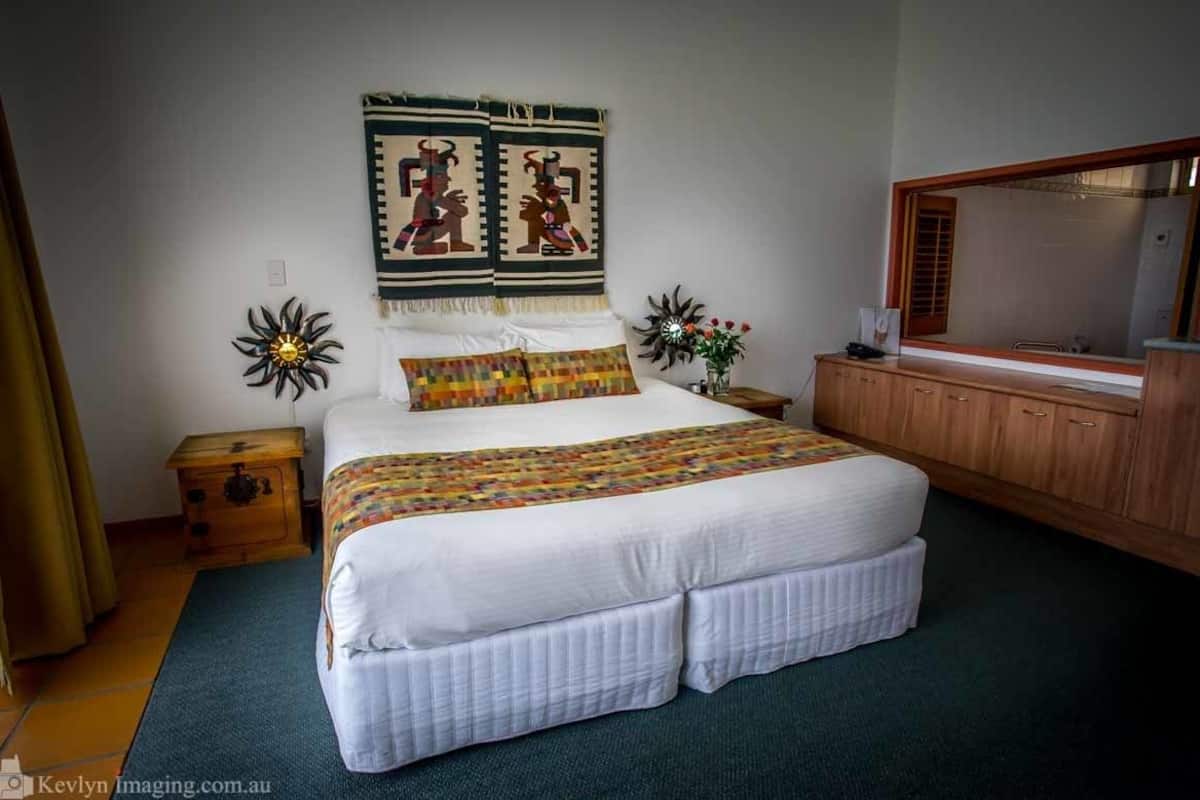 Quarto executivo, banheira de hidromassagem | Escrivaninha, ferros/tábuas de passar roupa, Wi-Fi de cortesia
