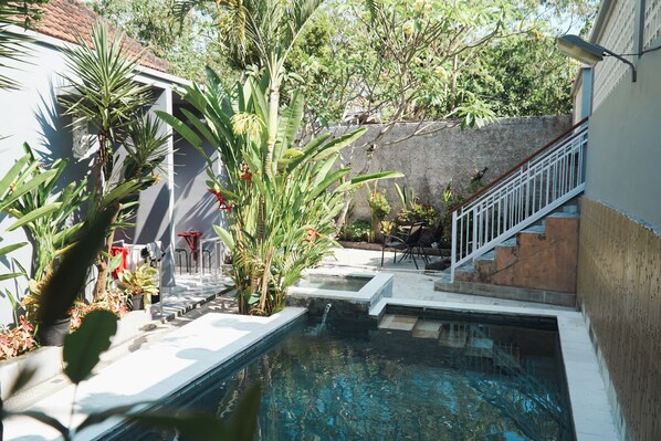 Una piscina al aire libre