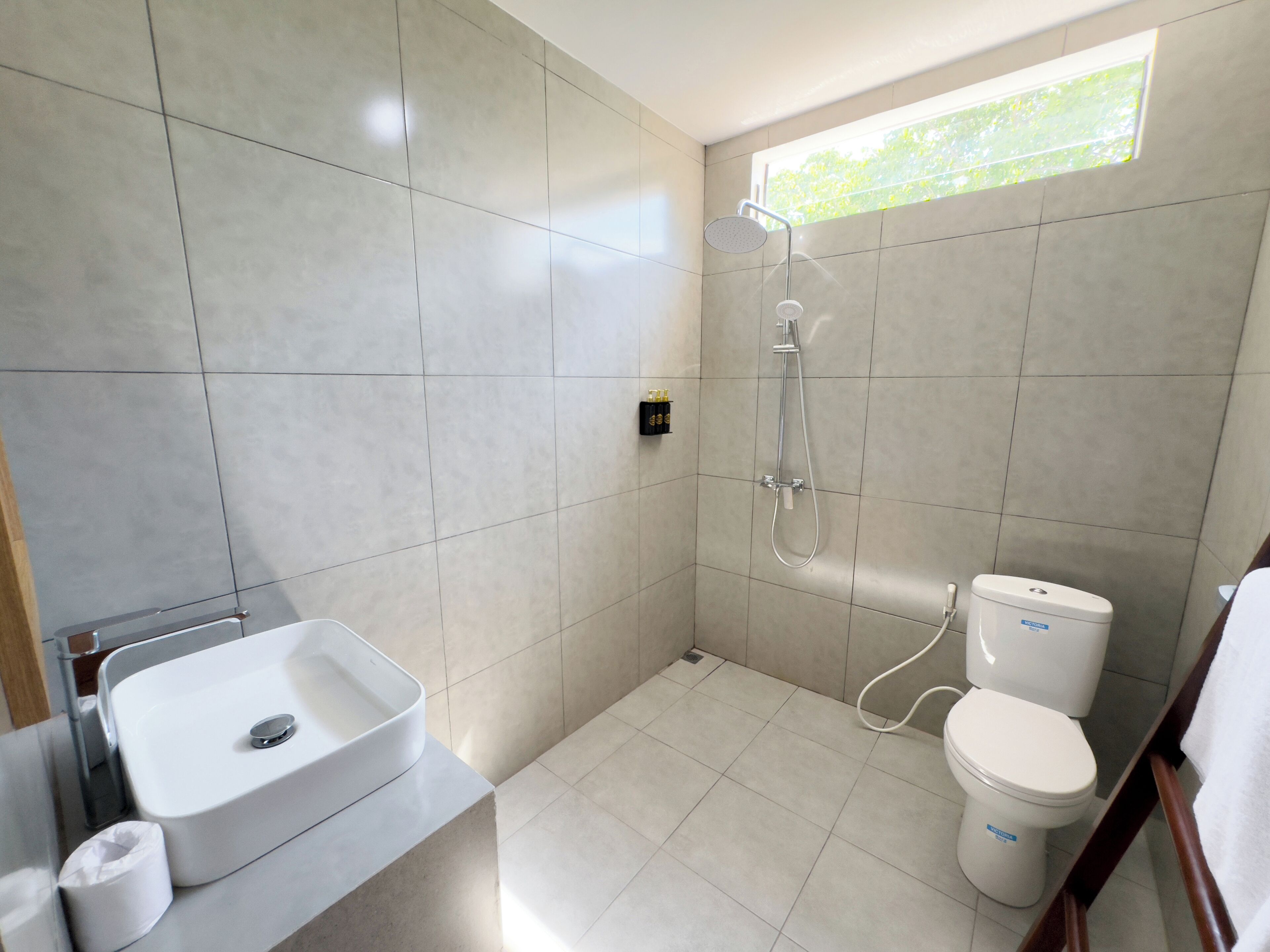 A modern bathroom with a bathtub, toilet, and sink.