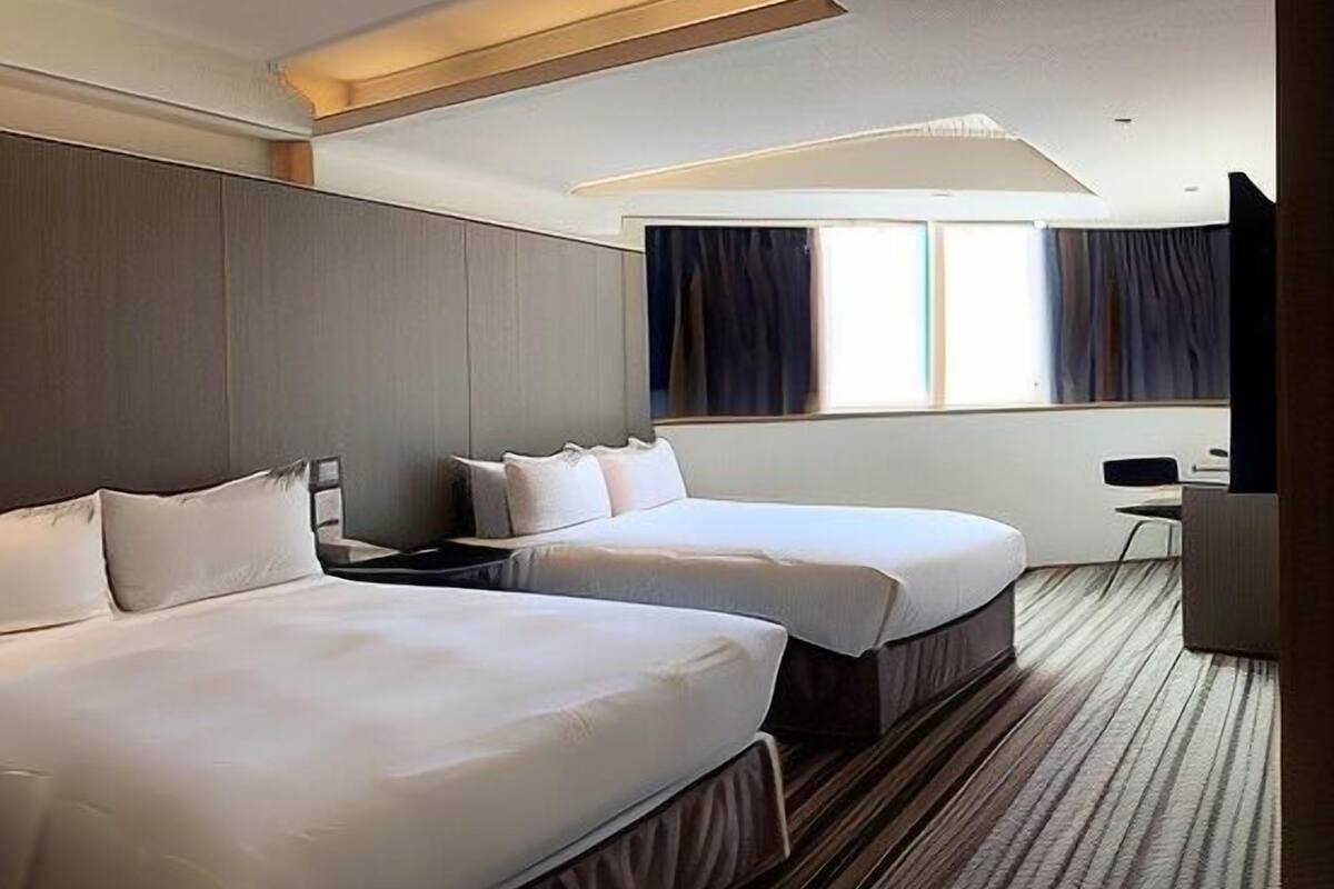 Individually decorated, blackout drapes, free WiFi, bed sheets