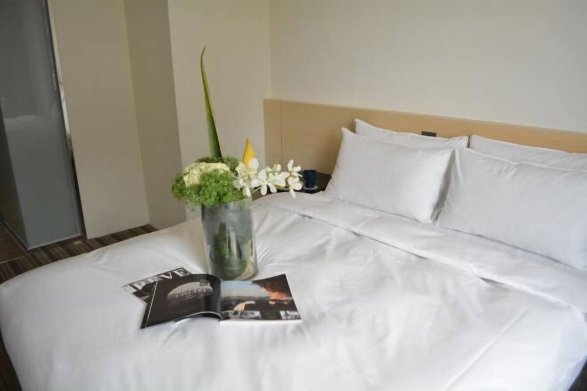 Individually decorated, blackout drapes, free WiFi, bed sheets