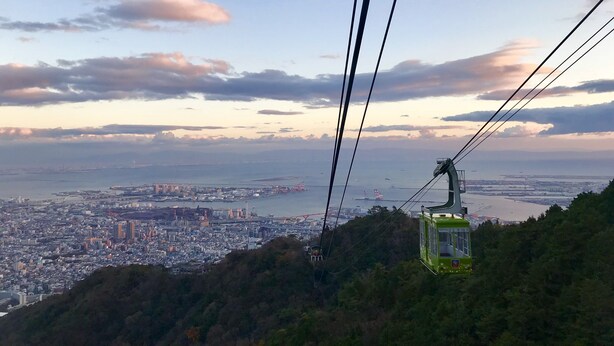 A cable car system with a cityscape in the background. - Guest House MAYA - Hostel (Kobe)