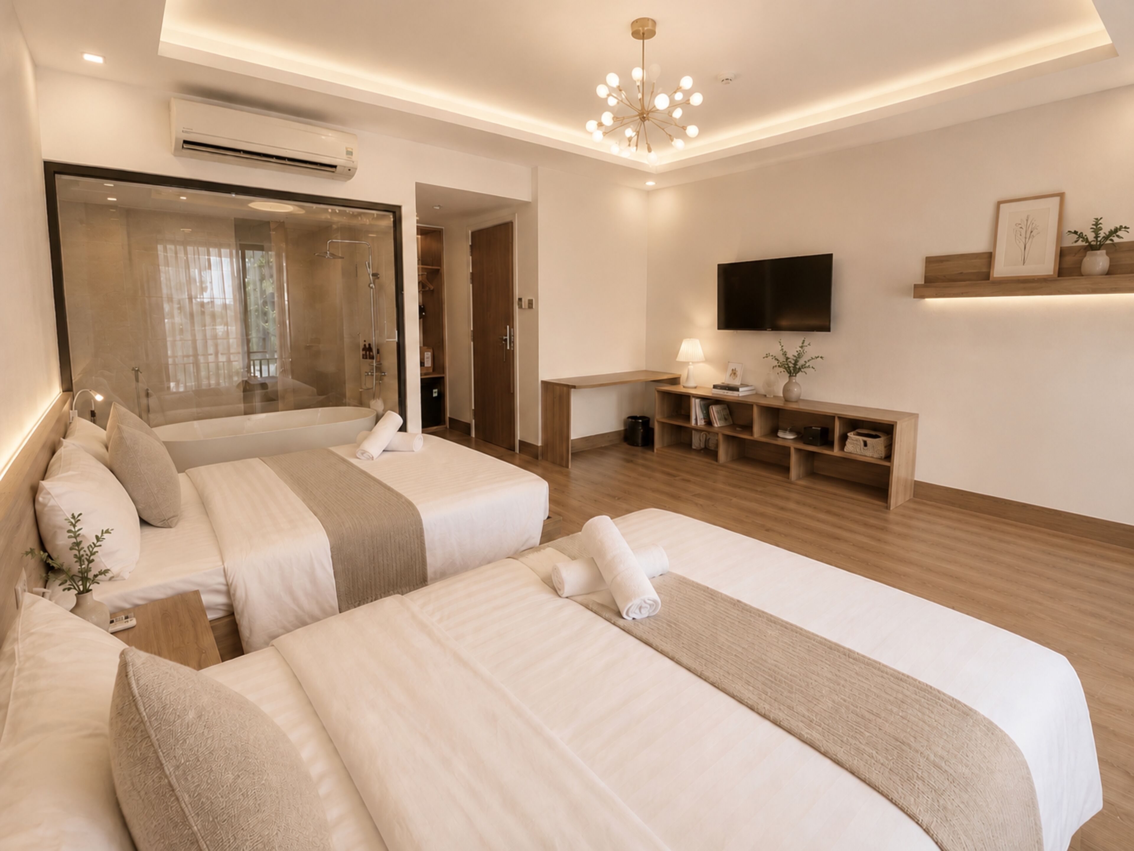 Suite estudio familiar, 2 camas Queen size, balcón, vista a la ciudad | Ropa de cama de alta calidad, camas con pillow-top y minibar 