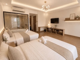 Suite estudio familiar, 2 camas de matrimonio, balcón, vistas a la ciudad | Ropa de cama de alta calidad, colchones con acolchado adicional, minibar