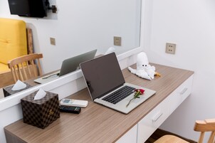 Familie studio suite, 2 queensize bedden, balkon, uitzicht op stad | Luxe beddengoed, pillowtop-bedden, een minibar, individueel gedecoreerd