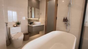 Familien-Studiosuite, 2 Queen-Betten, Balkon, Stadtblick | Badezimmer