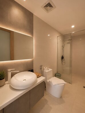 Deluxe Twin Room, 2 Double Beds, City View | Bathroom - A Danang Beach Hotel (Da Nang)