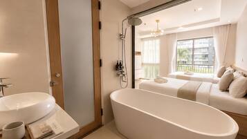 Familie studio suite, 2 queensize bedden, balkon, uitzicht op stad | Badkamer | Een douche, een hydromassagedouche, designer toiletartikelen