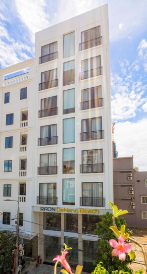 Front of property - Raon Danang Beach Hotel (Da Nang)