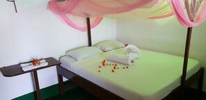 Egyptian cotton sheets, memory-foam beds, free WiFi, bed sheets - Ocean Breeze Lodge (Kizimkazi)