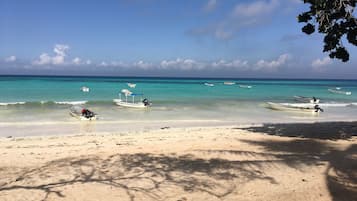 På stranden, hvidt sand, snorkling, motorsejlads
