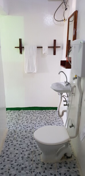 Dusche, kostenlose Toilettenartikel, Haartrockner, Handtücher