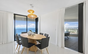 Dining room - The Oracle Resort Broadbeach - Hosted by Gold Coast Luxury Resorts (Broadbeach)