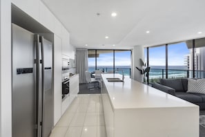 Superior Apartment, 2 Bedrooms, Ocean View - Tower 1 | Private kitchen - The Oracle Resort Broadbeach - GCLR (Broadbeach)