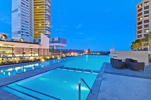 Outdoor pool - The Oracle Resort Broadbeach - GCLR (Broadbeach)