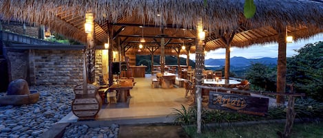 Se sirven desayunos, almuerzos y cenas; cocina internacional