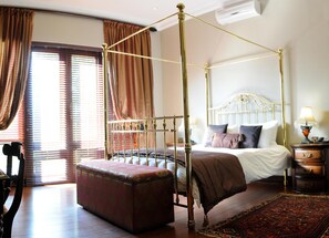 고급 침구, 미니바, 객실 내 금고, 책상