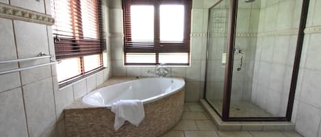 Luxury Double Room | Bathroom | Free toiletries, hair dryer, towels