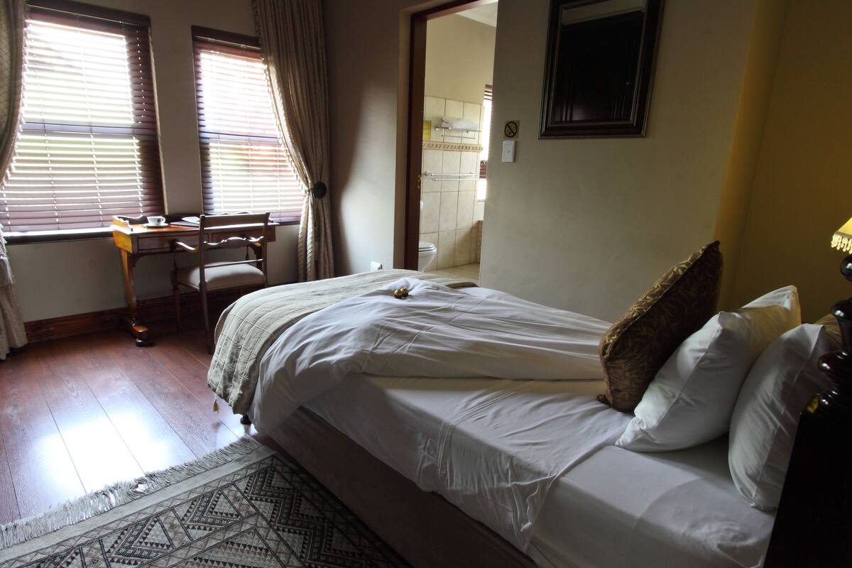 Luxury Single Room | Premium bedding, minibar, in-room safe, desk