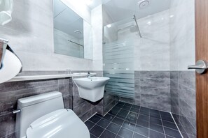 Shower, rainfall showerhead, hair dryer, slippers - Leslie Hotel (Jeju City)