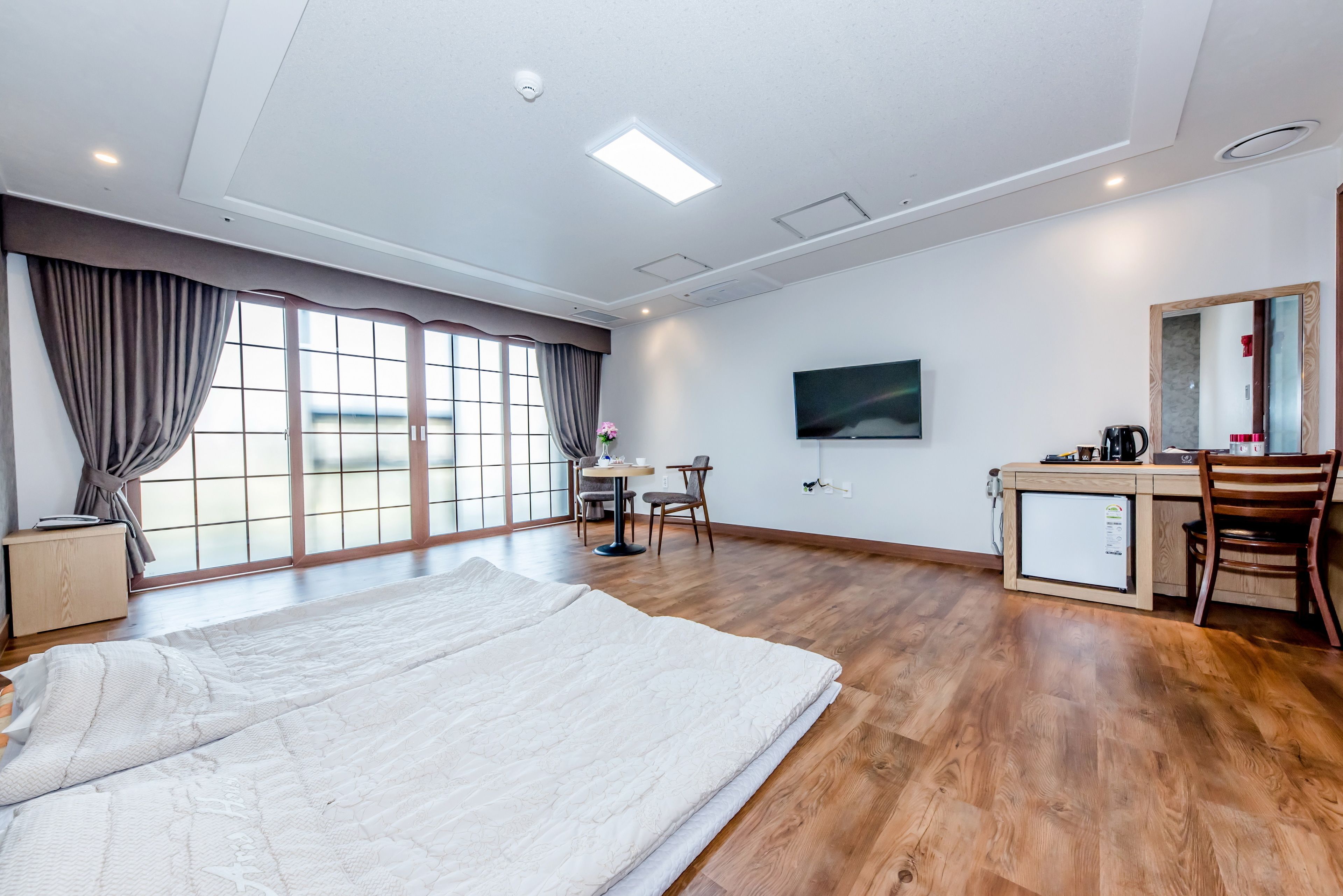 traditional room | desk, soundproofing, free wifi