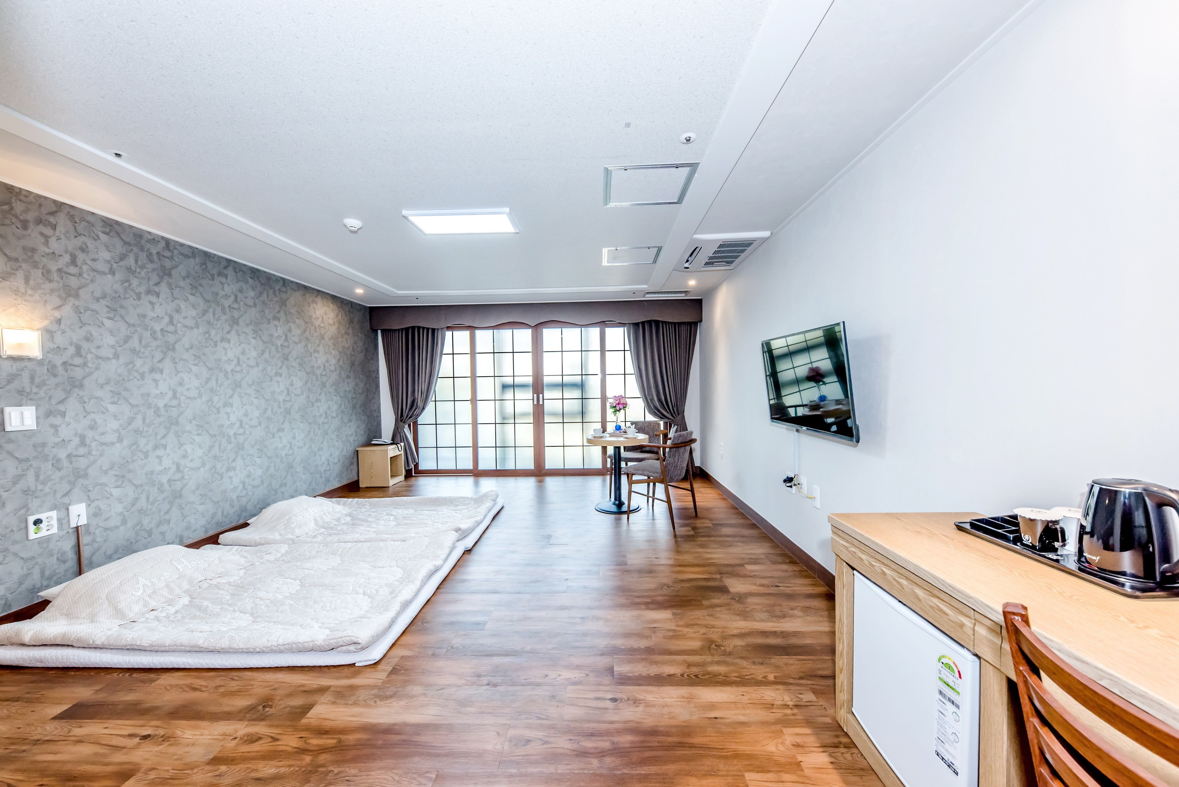 traditional room | desk, soundproofing, free wifi