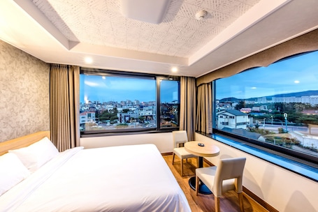 Escritorio, sistema de insonorización y wifi gratis