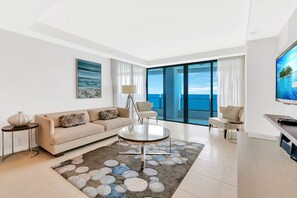 Appartement, 2 chambres, vue sur l’océan, en face de la plage | Aire de séjour | Téléviseur à écran plat de 1 po avec télévision numérique, téléviseur