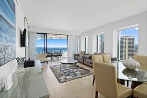 Apartamento, 3 habitaciones, vistas al mar, frente a la playa | Zona de estar | Televisión de pantalla plana de 1 pulgadas con canales digitales