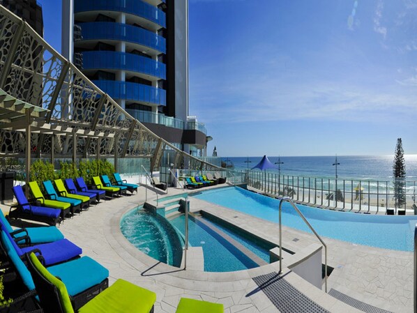 Piscine intérieure, piscine extérieure