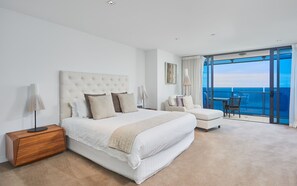 Appartement | Décor unique, ameublement unique, fer et planche à repasser