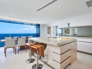 Apartamento | Cozinha privada | Geladeira grande, micro-ondas, fogão, cooktop