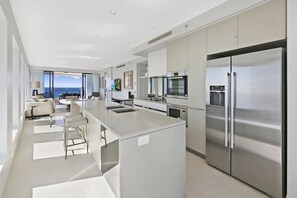 Geladeira grande, micro-ondas, fogão, cooktop