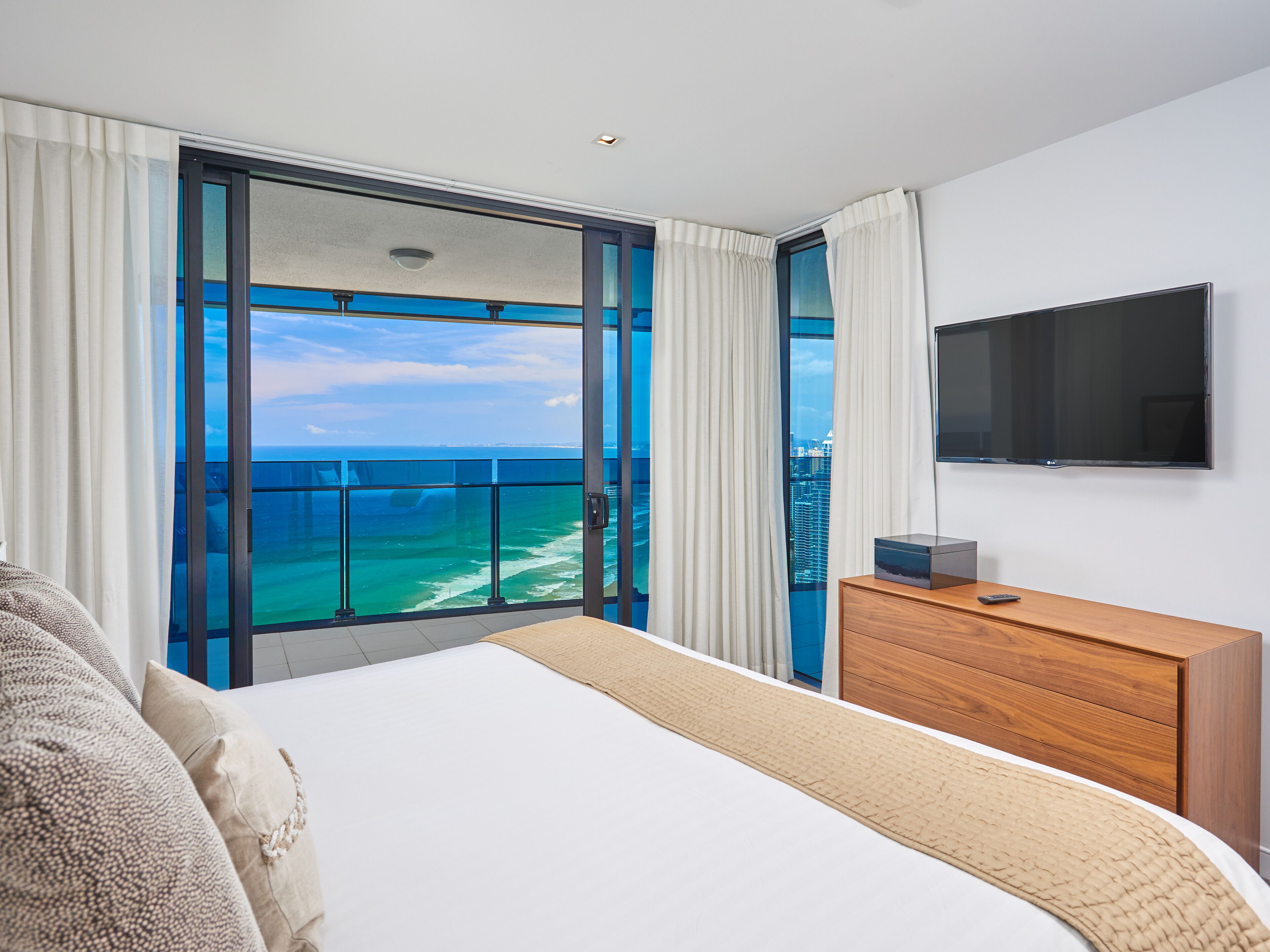 4-bedroom sub-penthouse with ocean views | 3 bedrooms, individually decorated, individually furnished