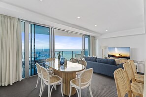 Apartamento, 2 quartos, vista para o oceano | Área de estar | TV de tela plana 1 polegadas com canais digitais, TV