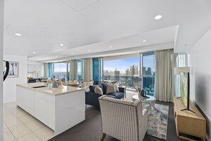 Apartamento, 2 quartos, vista para o oceano | Área de estar | TV de tela plana 1 polegadas com canais digitais, TV