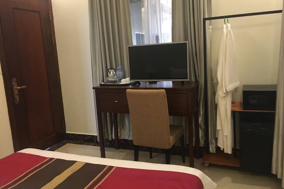 Standaard eenpersoonskamer | Een minibar, een kluis op de kamer, een bureau, verduisterende gordijnen
