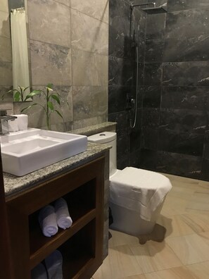 Exclusive-Doppelzimmer, 1 King-Bett, Poolblick, zum Garten hin | Badezimmer | Kostenlose Toilettenartikel, Haartrockner, Bademäntel, Hausschuhe